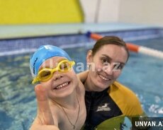 Üzgüçülük üzrə qadın məşqçi